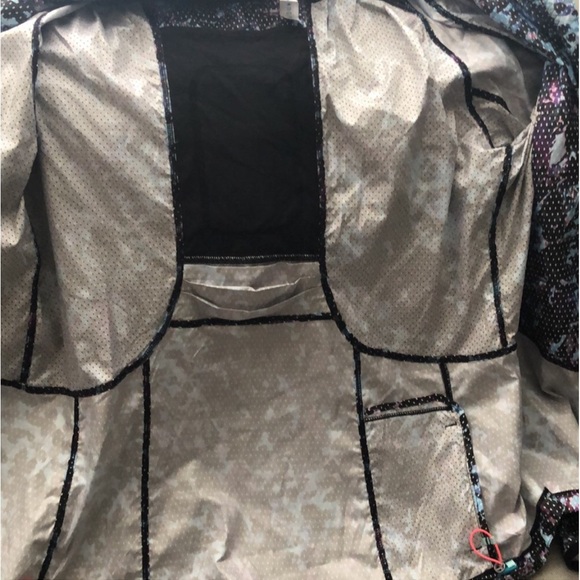 Lululemon Back Pack it Jacket. Floral Tranquil Blue Multi. - Picture 6 of 9